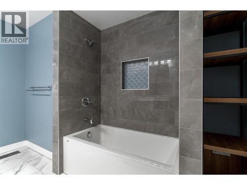 5 piece bathroom - 401 97A Highway, Sicamous, BC - Indoor Photo Showing Bathroom