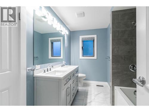 5 piece bathroom - 401 97A Highway, Sicamous, BC - Indoor Photo Showing Bathroom
