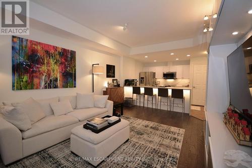510 - 399 Elizabeth Street, Burlington, ON - Indoor Photo Showing Living Room