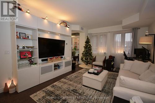 510 - 399 Elizabeth Street, Burlington, ON - Indoor Photo Showing Living Room