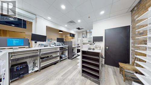 200 Spadina Avenue, Toronto, ON 