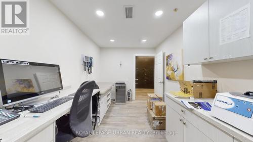 200 Spadina Avenue, Toronto, ON 