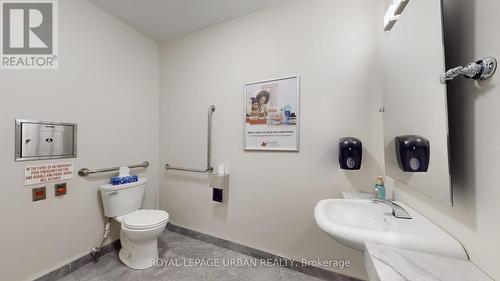 200 Spadina Avenue, Toronto, ON 