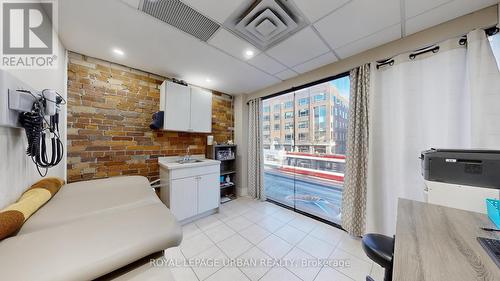 200 Spadina Avenue, Toronto, ON 