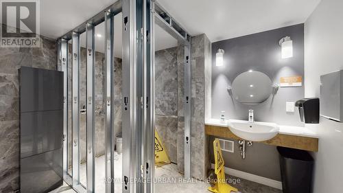 200 Spadina Avenue, Toronto, ON 