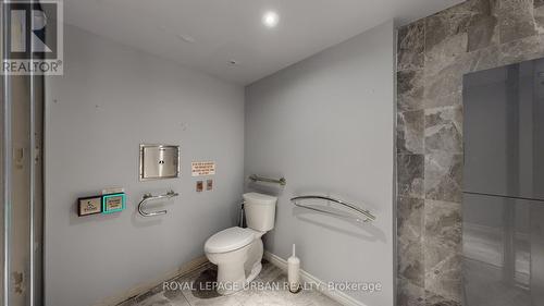 200 Spadina Avenue, Toronto, ON 