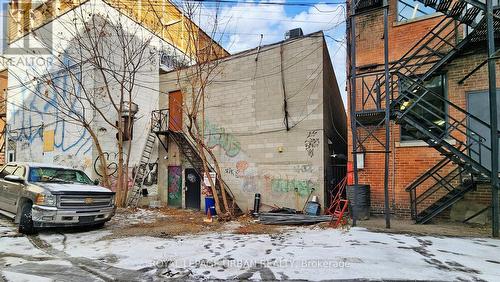 200 Spadina Avenue, Toronto, ON 