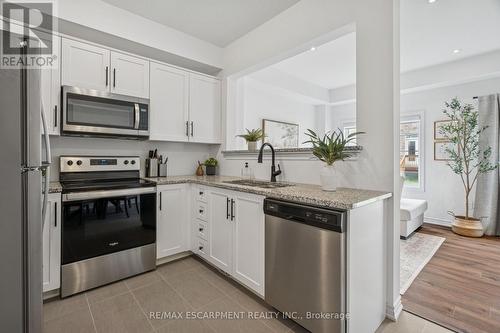 9 Elsegood Drive, Guelph, ON - Indoor Photo Showing Kitchen With Stainless Steel Kitchen