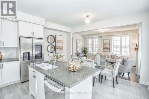 525 Red Elm Road, Shelburne, ON - Indoor Photo Showing Kitchen With Upgraded Kitchen