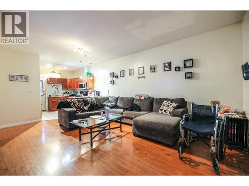 703 9Th Avenue, Keremeos, BC - Indoor Photo Showing Living Room