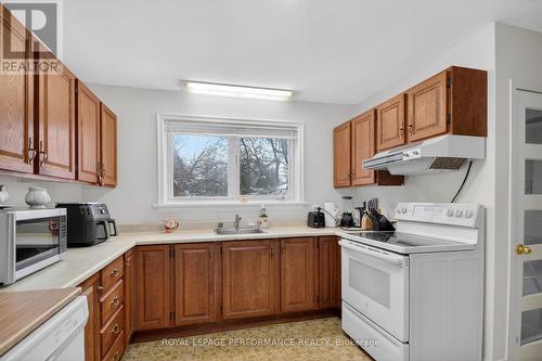 Kitchen overlooks the fenced rear yard. - 19 Mowat Street, Ottawa, ON - Indoor Photo Showing Kitchen