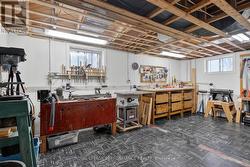 Large workshop, 2 windows, workbench remains - 