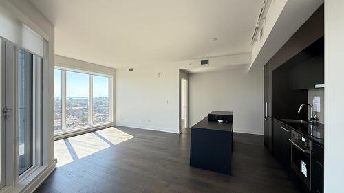 Salon - 3104-1288 Rue St-Antoine O., Montréal (Ville-Marie), QC - Indoor