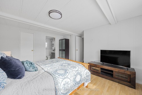 4 Linden Lane, Innisfil, ON - Indoor Photo Showing Bedroom