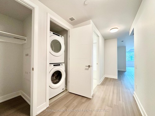 210-664 Spadina Avenue, Toronto, ON - Indoor Photo Showing Laundry Room