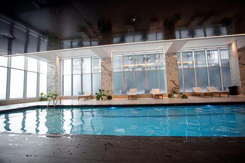 Piscine - 914-2320 Rue Tupper, Montréal (Ville-Marie), QC - Indoor Photo Showing Other Room With In Ground Pool