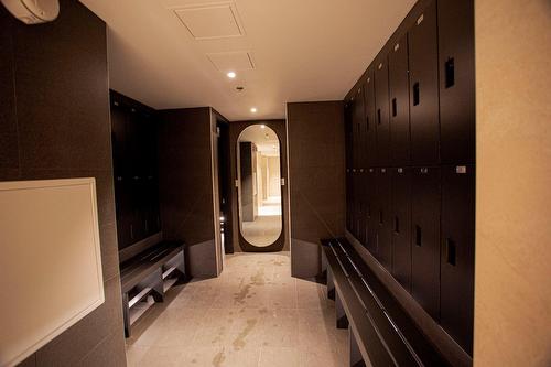 Piscine - 914-2320 Rue Tupper, Montréal (Ville-Marie), QC - Indoor Photo Showing Other Room