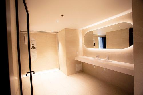 Pool - 914-2320 Rue Tupper, Montréal (Ville-Marie), QC - Indoor Photo Showing Bathroom