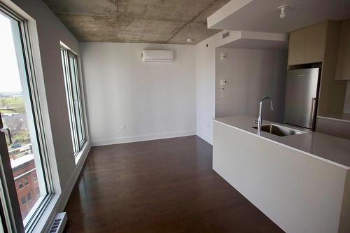 Salon - 914-2320 Rue Tupper, Montréal (Ville-Marie), QC - Indoor