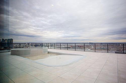 Piscine - 914-2320 Rue Tupper, Montréal (Ville-Marie), QC -  With View