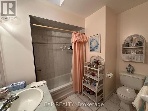 27 Venn Crescent, Toronto, ON - Indoor Photo Showing Bathroom