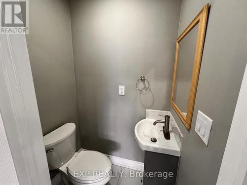 64 Gainsborough Road, Hamilton, ON - Indoor Photo Showing Bathroom