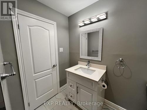 64 Gainsborough Road, Hamilton, ON - Indoor Photo Showing Bathroom
