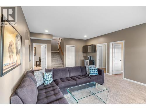 3582 Camelback Drive, Kelowna, BC - Indoor Photo Showing Living Room