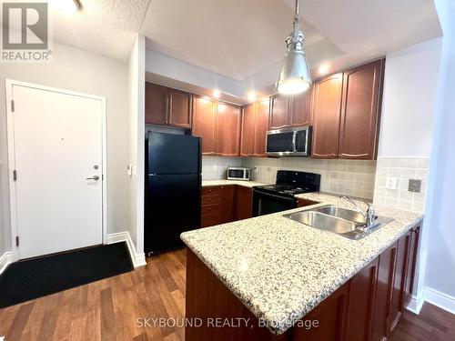 131 - 33 Cox Boulevard, Markham, ON - Indoor Photo Showing Kitchen With Double Sink