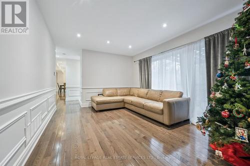 Inviting Family Room with Rich Hardwood Flooring - 1302 Hillview Crescent, Oakville, ON - Indoor