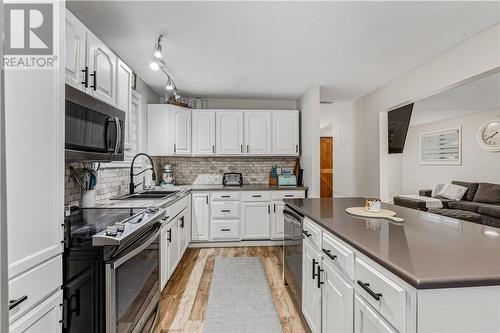 3930 Macmillan Drive, Val Caron, ON - Indoor Photo Showing Kitchen With Upgraded Kitchen