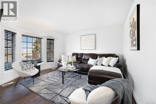 2989 Lakeshore Rd 305, Comber, ON - Indoor Photo Showing Living Room