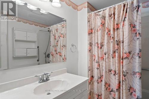 204 - 11 Centre Street, Greater Napanee (Greater Napanee), ON - Indoor Photo Showing Bathroom