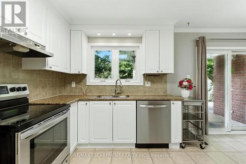 1624 Gallant Drive, Mississauga, ON - Indoor Photo Showing Kitchen With Stainless Steel Kitchen With Double Sink