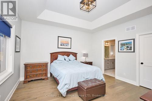 Main level primary bedroom - 1050 Kettle Court, Fort Erie (Crescent Park), ON - Indoor Photo Showing Bedroom