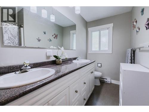 main bath with tub and shower - 2126 Verde Vista Road, Kelowna, BC - Indoor Photo Showing Bathroom