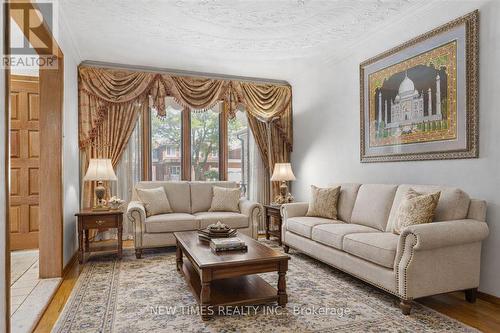 19 Coverdale Crescent, Toronto, ON - Indoor Photo Showing Living Room