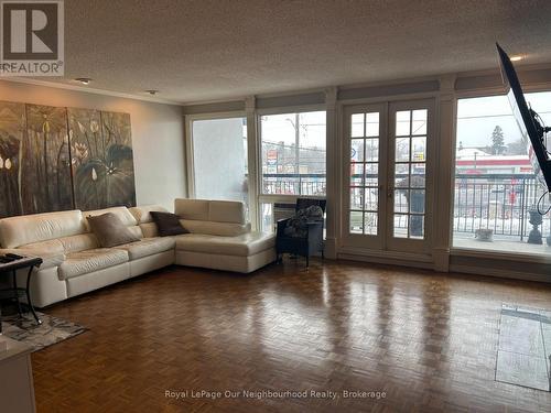 282 King Street W, Oshawa, ON - Indoor Photo Showing Living Room