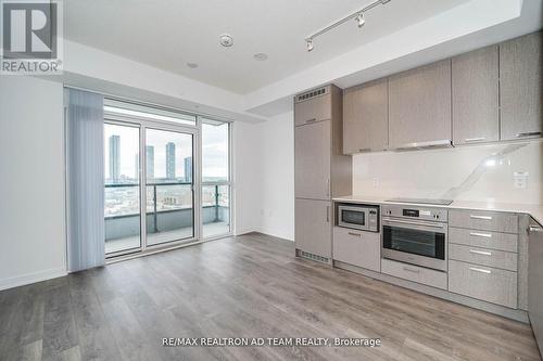 1017 - 38 Honeycrisp Crescent, Vaughan, ON - Indoor Photo Showing Kitchen