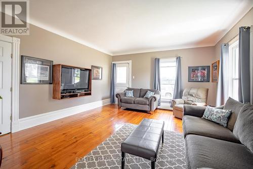 Lots of natural light - 1609 Eighth Avenue, St. Catharines (Rural Eighth), ON - Indoor Photo Showing Living Room