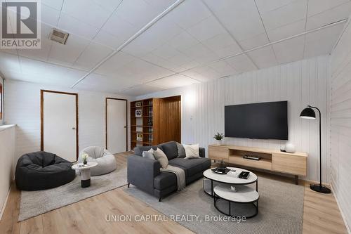 376 Calvert Court, Oshawa, ON - Indoor Photo Showing Living Room