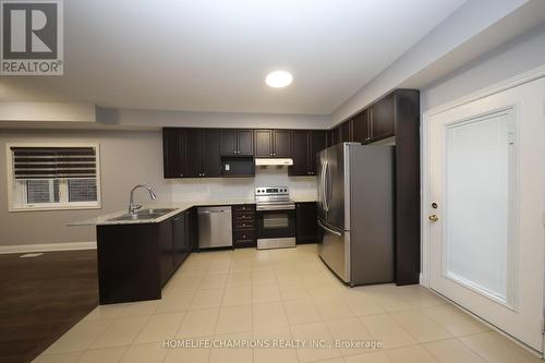 13 John Moore Road, East Gwillimbury, ON - Indoor Photo Showing Kitchen