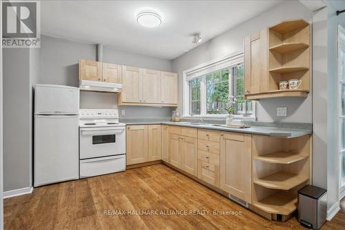 222 Alscot Crescent, Oakville (Mo Morrison), ON - Indoor Photo Showing Kitchen With Double Sink