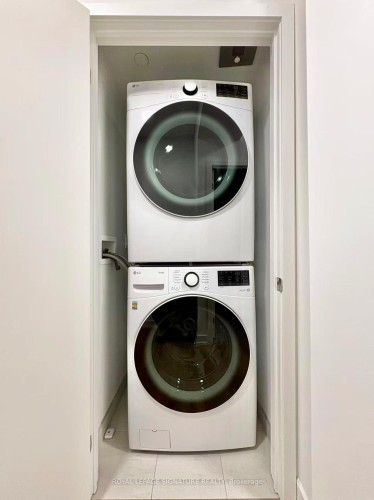 3508-395 Square One Drive, Mississauga, ON - Indoor Photo Showing Laundry Room