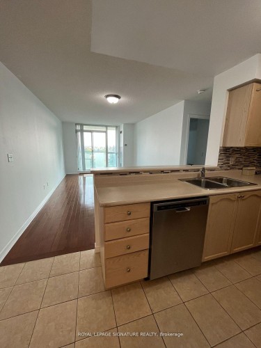 407-2545 Erin Centre Boulevard, Mississauga, ON - Indoor Photo Showing Kitchen With Double Sink
