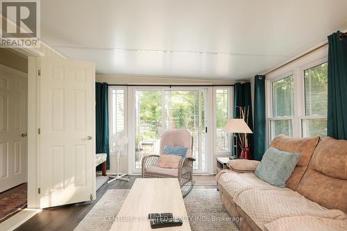 4 Rollies Bay Road E, Curve Lake First Nation 35 (Curve Lake First Nation), ON - Indoor Photo Showing Living Room