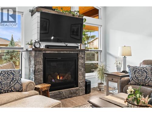 2444 York Avenue Unit# 8, Armstrong, BC - Indoor Photo Showing Living Room With Fireplace