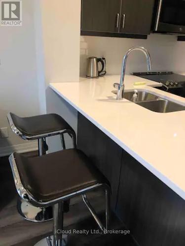 633 - 128 Grovewood Common, Oakville, ON - Indoor Photo Showing Kitchen With Double Sink