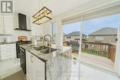 50 Carriage Shop Bend, East Gwillimbury, ON - Indoor Photo Showing Kitchen With Double Sink With Upgraded Kitchen