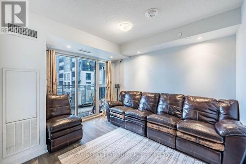 20 Meadowglen Place, Toronto, ON - Indoor Photo Showing Living Room